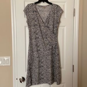 Athleta white and black geometric wrap dress with cap sleeves in Large.